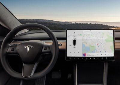 model 3 specificaties dashboard head on view