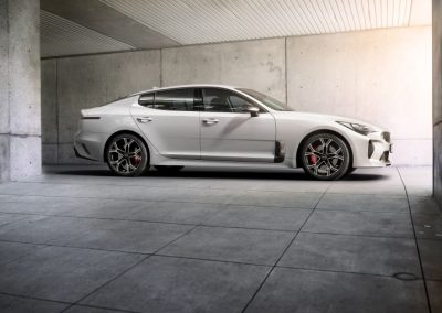 Kia Stinger lease prijzen specificaties zijkant zilver