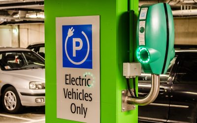 Automobilist kijkt naar werkgever voor het opladen van de elektrische auto